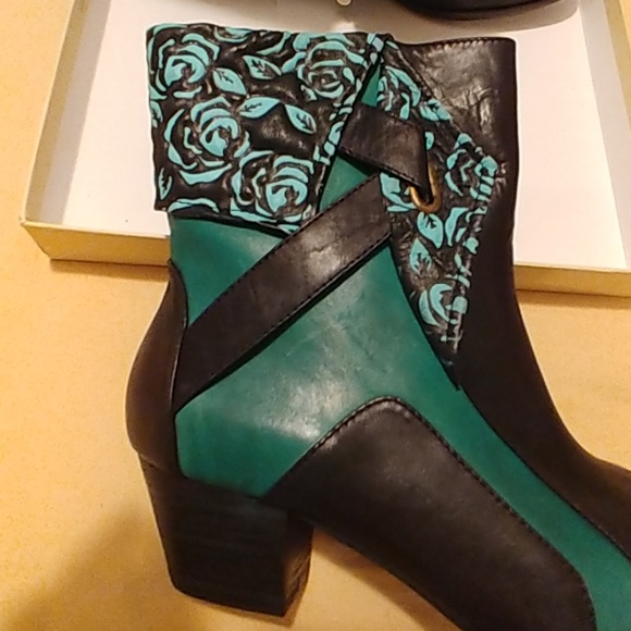 Boots - Picture 4 of 5